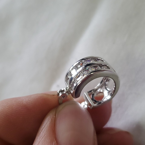 Rhodium plated hoop earrings - Picture 3 of 3